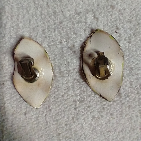 Goldtone green 💚 clip earrings - Picture 2 of 3